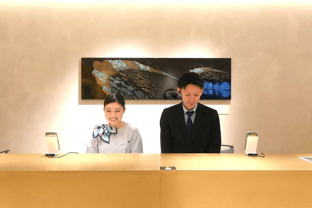 実際に制服を着用したスタッフの写真