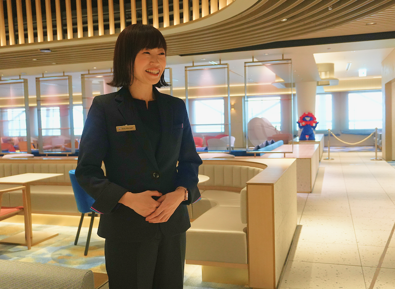 インタビューを受けている女性スタッフ