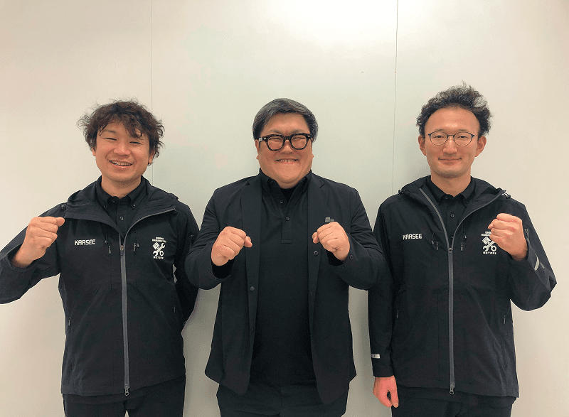 制服を着ている3名の男性スタッフ