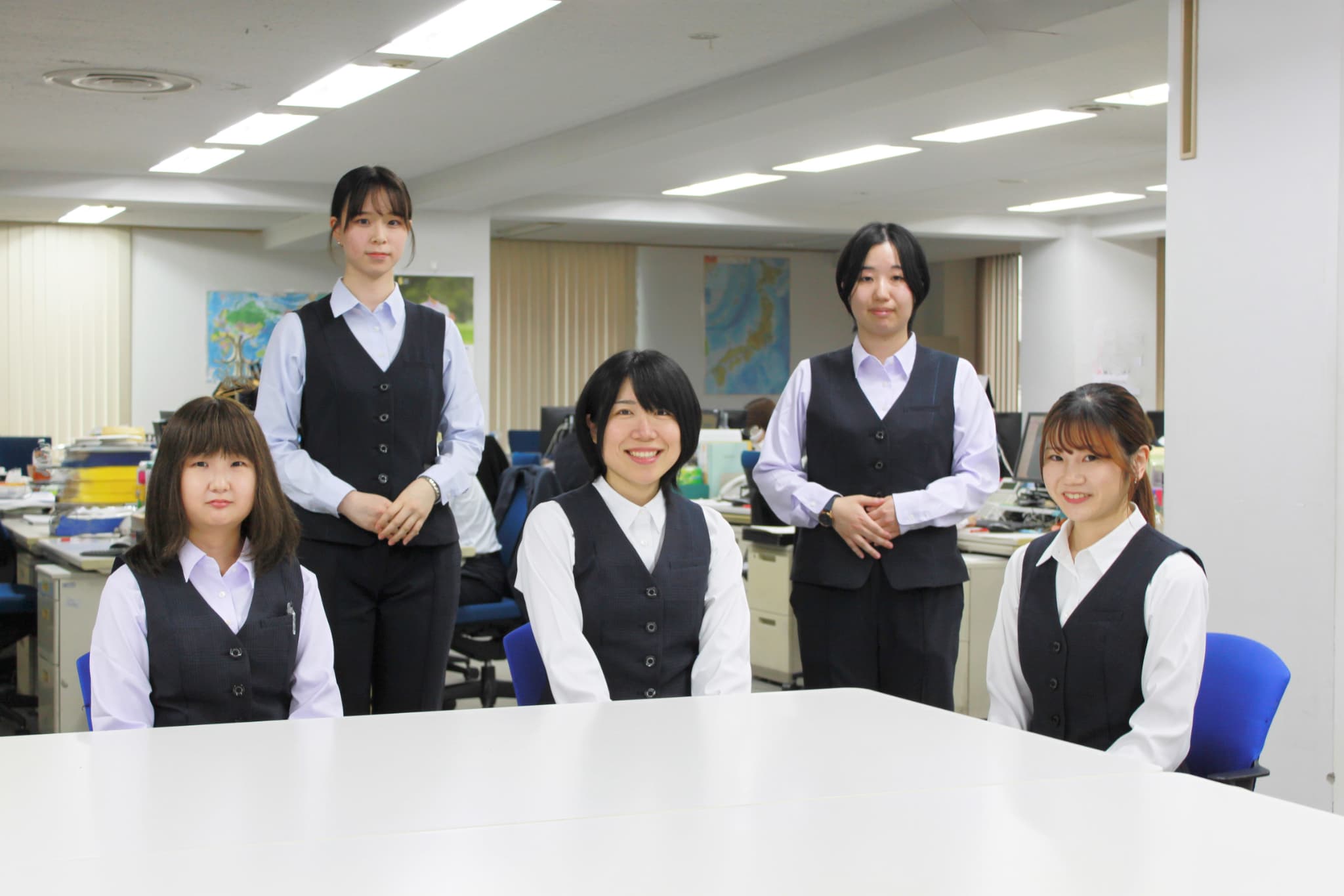実際に制服を着用したスタッフの写真
