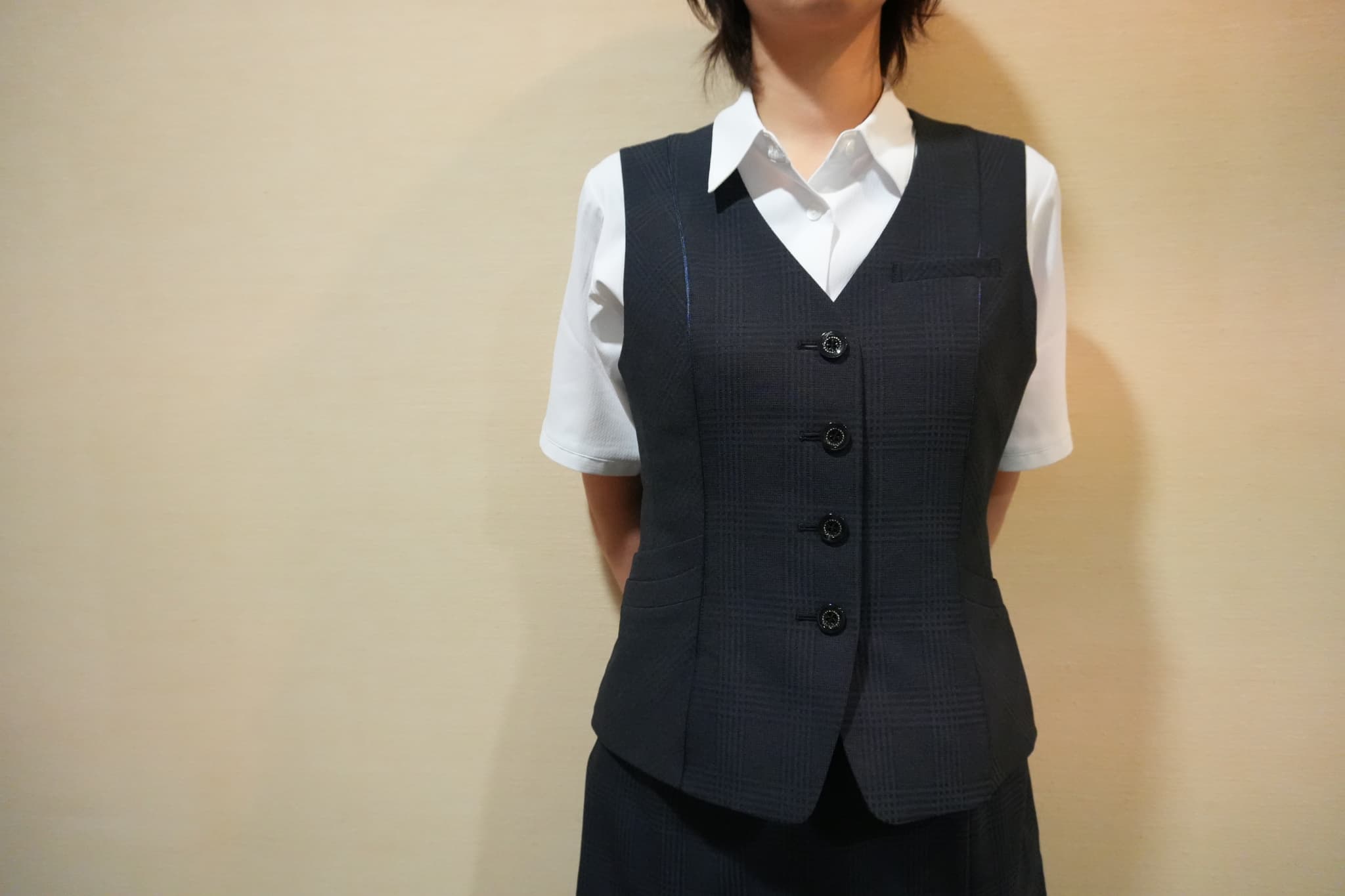 実際に制服を着用したスタッフの写真