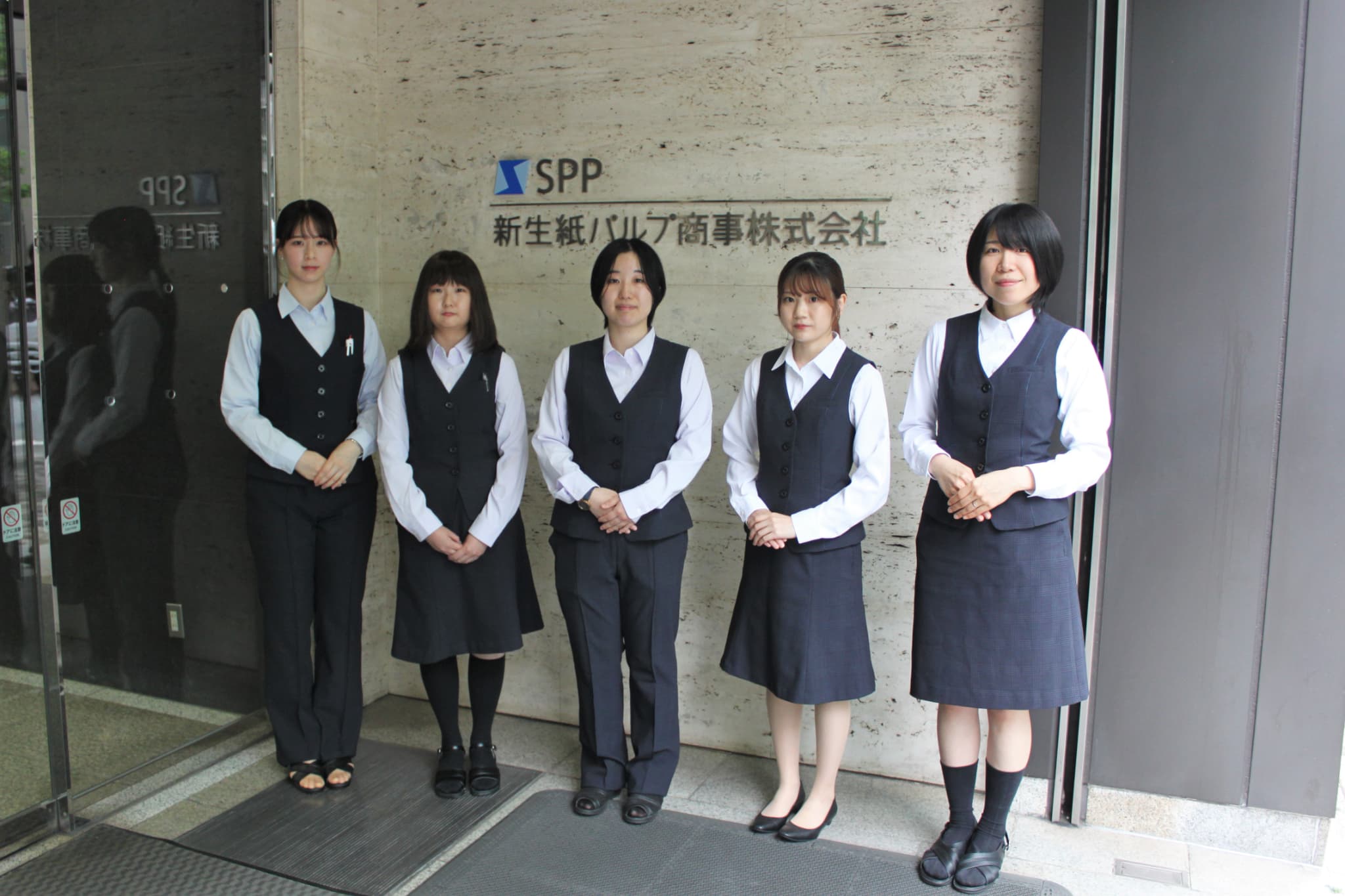 実際に制服を着用したスタッフの写真