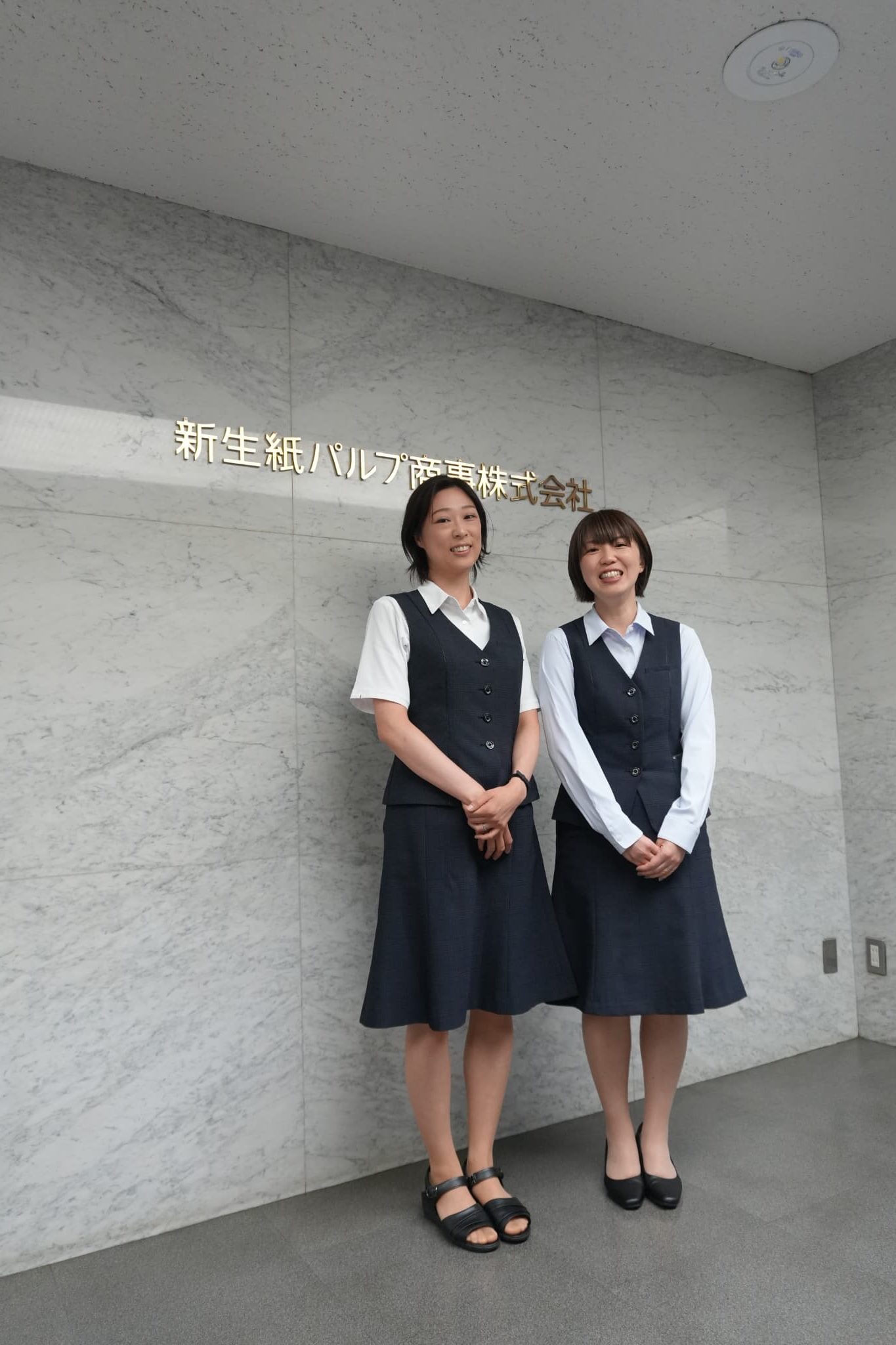 実際に制服を着用したスタッフの写真