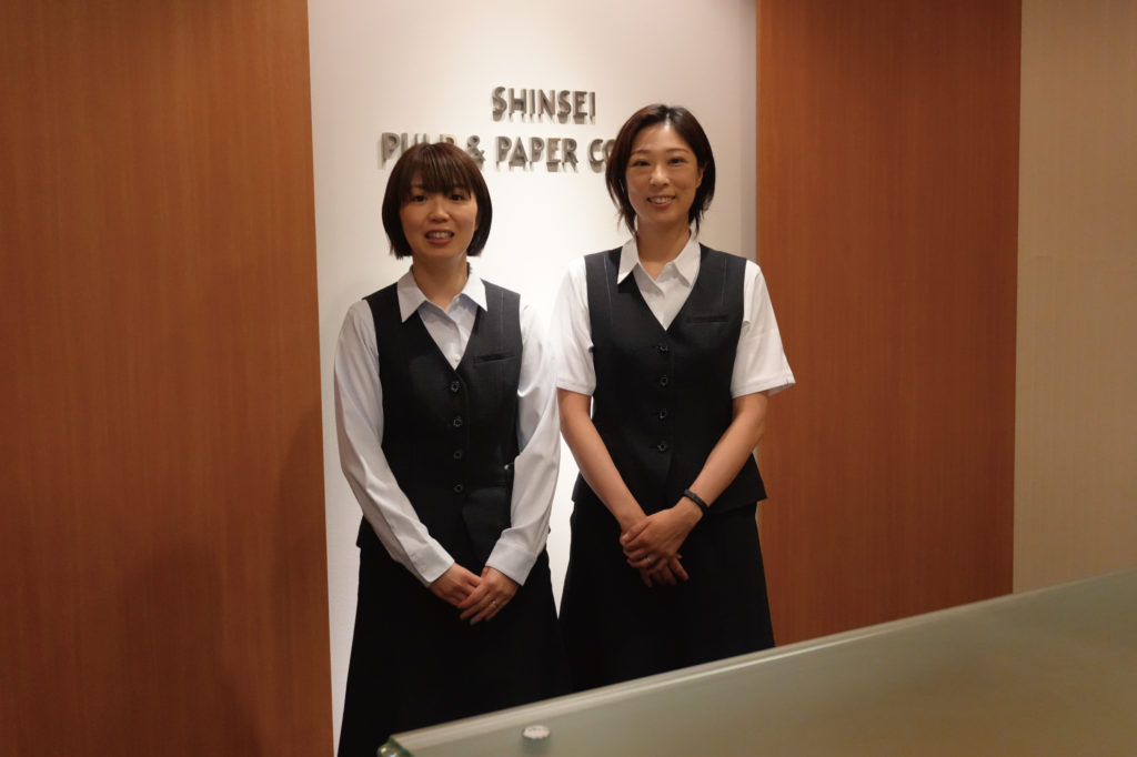微笑んでいる2人の女性スタッフ
