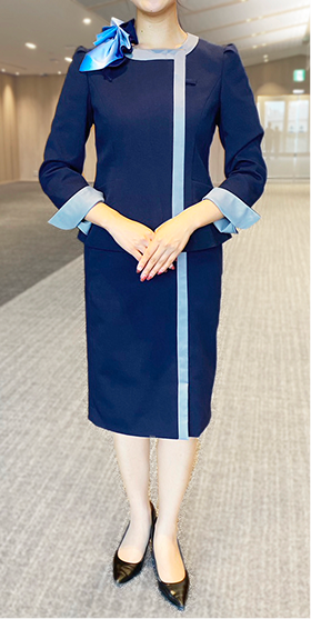 実際に制服を着用したスタッフの写真