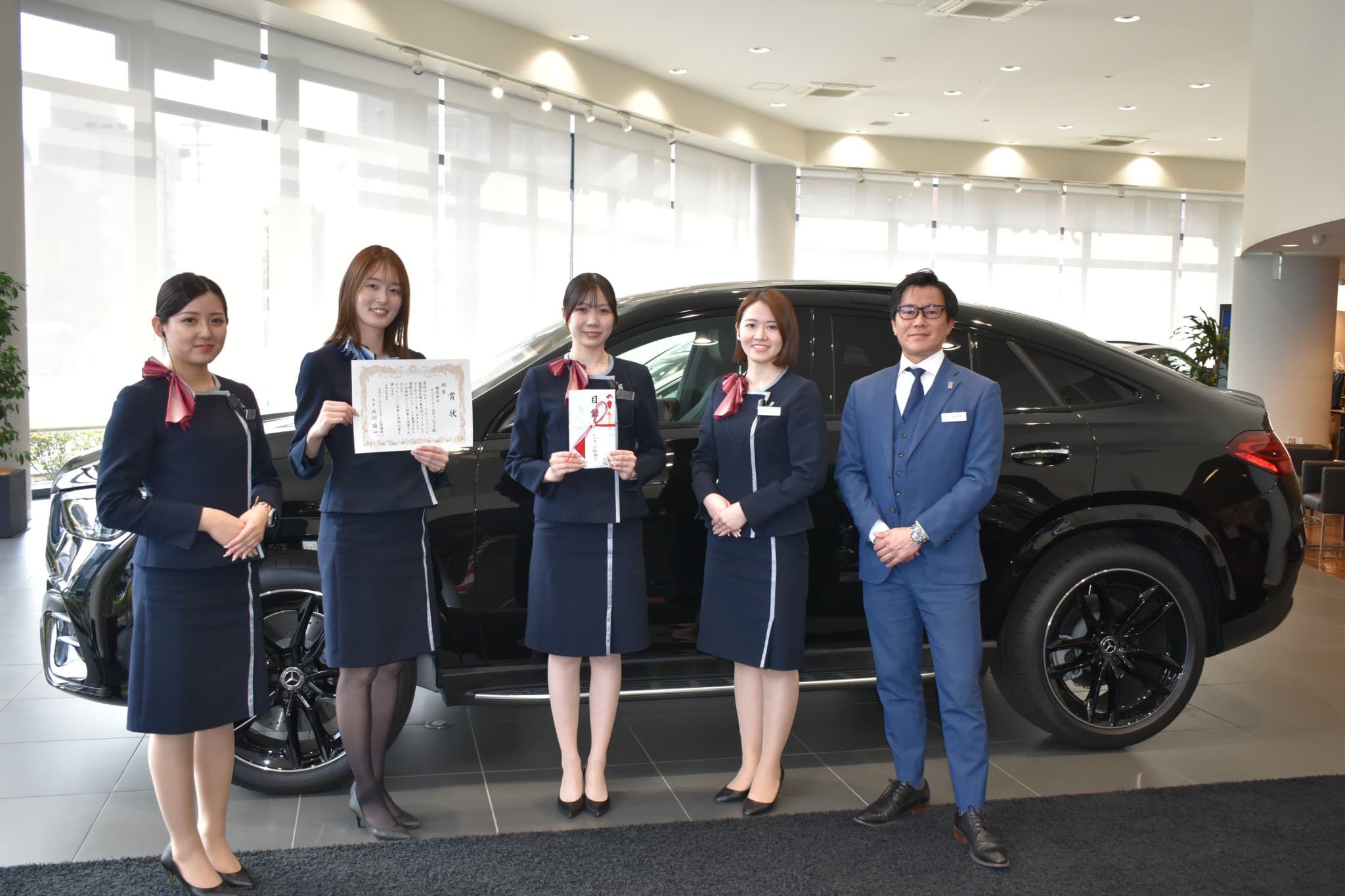横一列に並ぶ5人のスタッフ