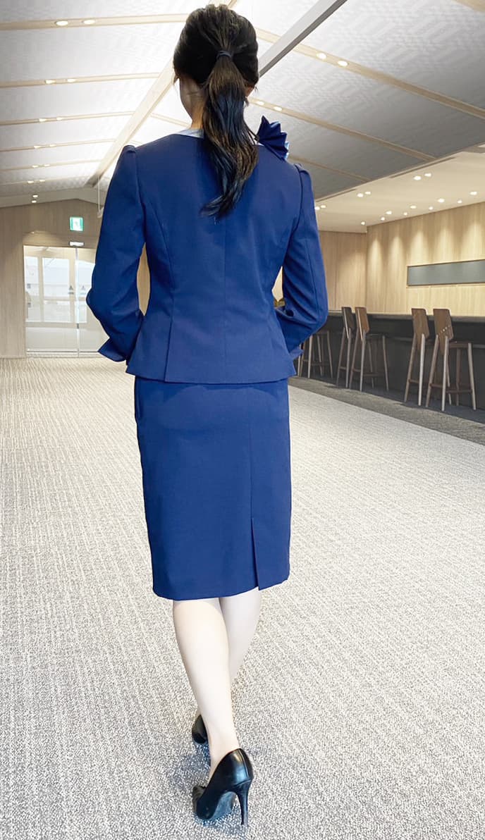 実際に制服を着用したスタッフの写真