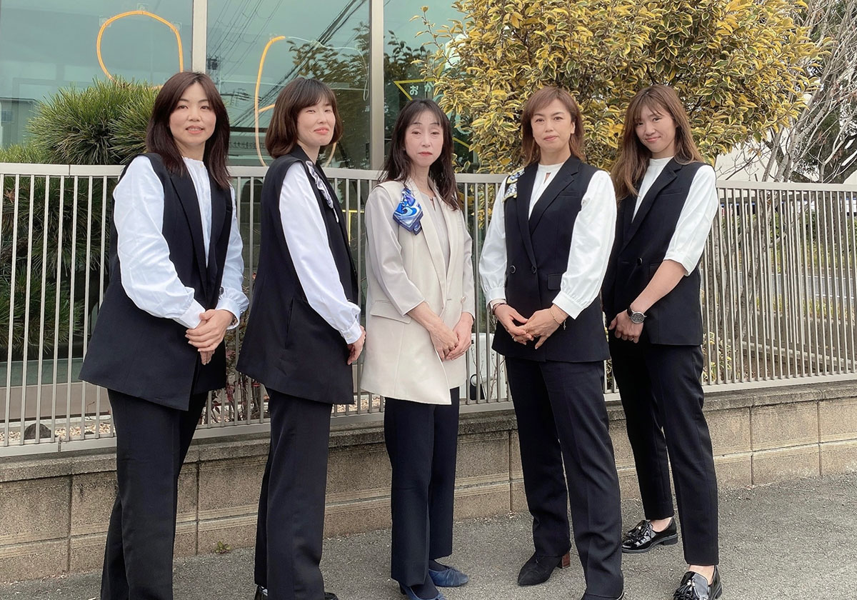 実際に制服を着用しているスタッフ
