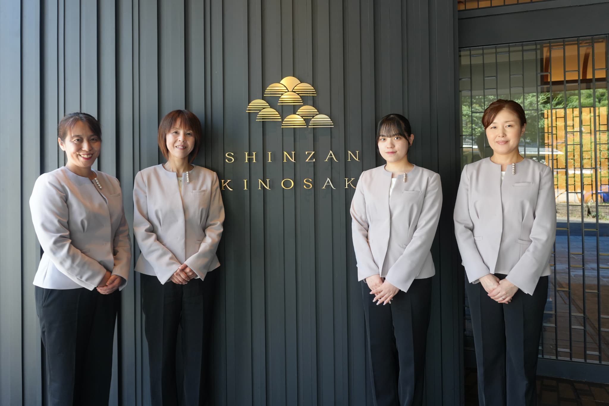 実際に制服を着用したスタッフの写真