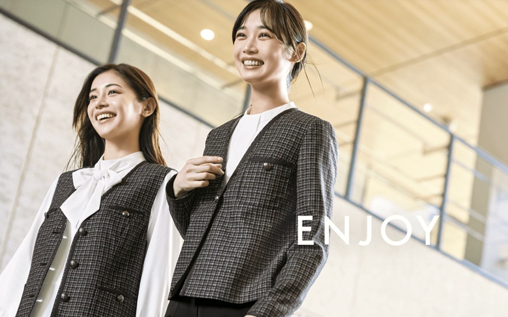 オリジナルブランド「ENJOY」の制服を着用している女性二人