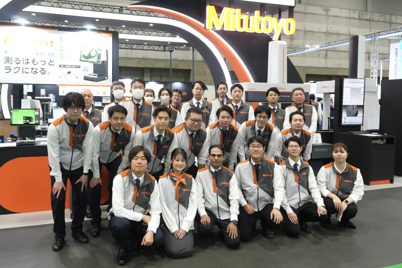 作業着・ワーキングウェアを着た人たちの集合写真