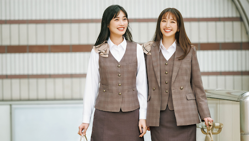 ユニフォームを着用している女性