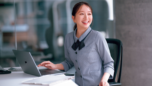 ユニフォームを着用して働く女性