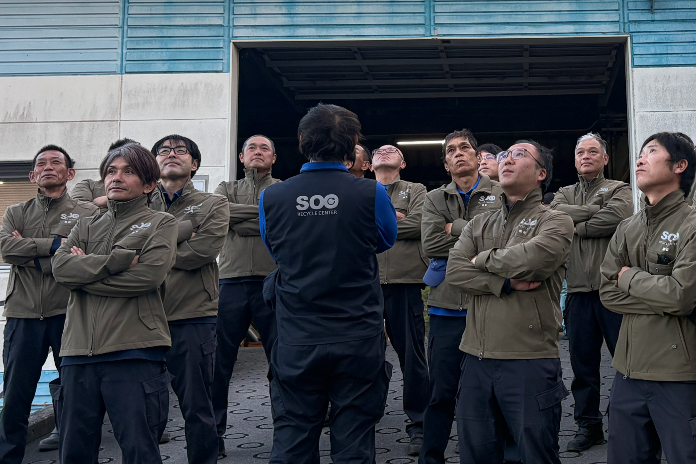 作業着を着て働いている人たちの集合写真