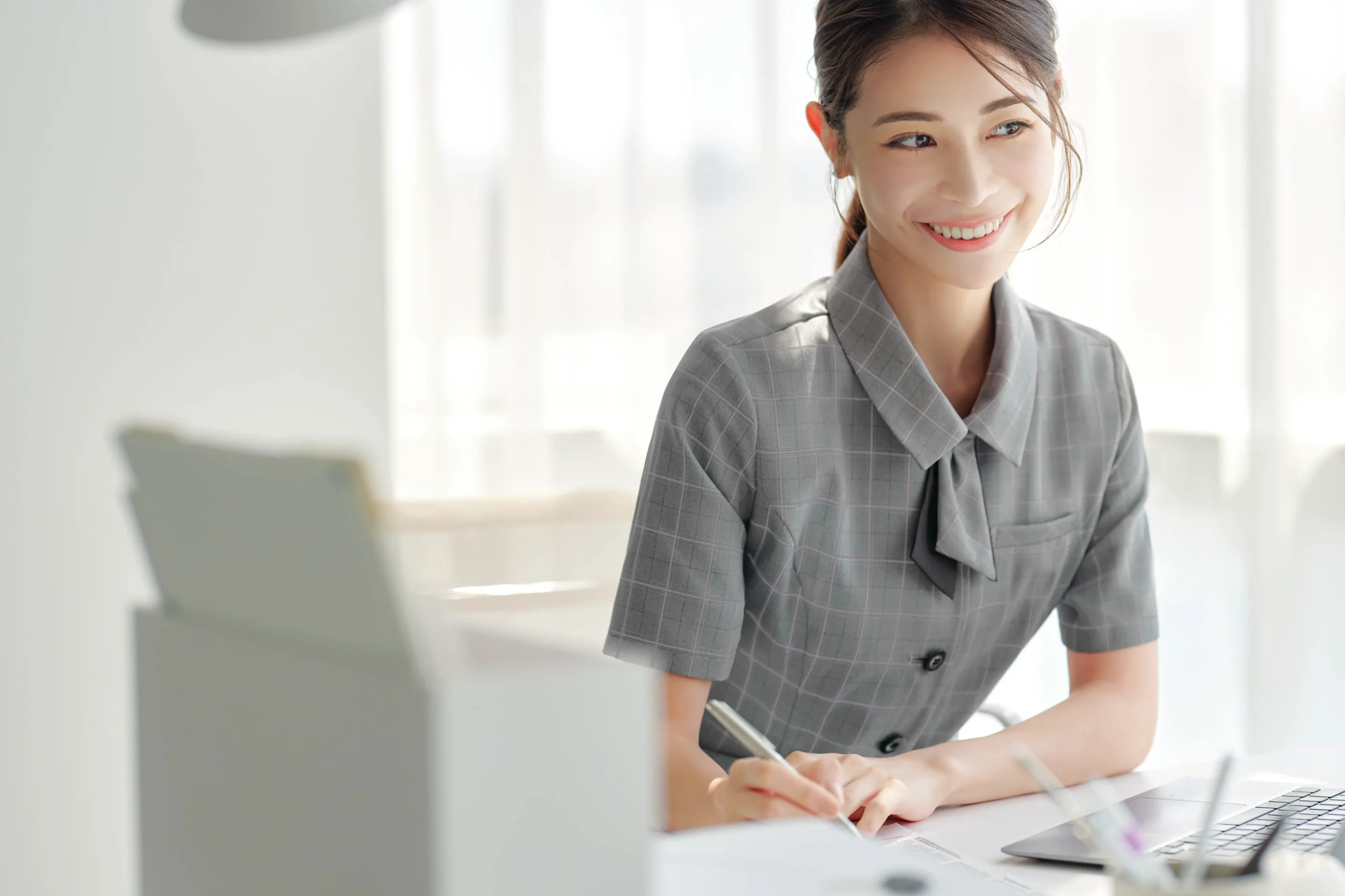 ユニフォームを着た女性