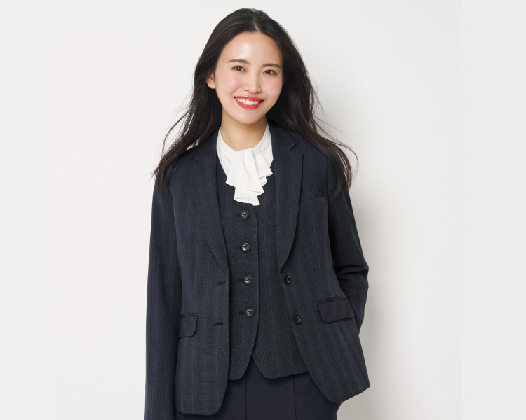 スーツを着る女性