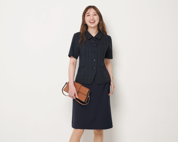 スーツを着る女性