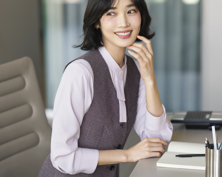 事務服を着ている女性