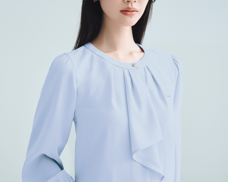 スーツを着る女性
