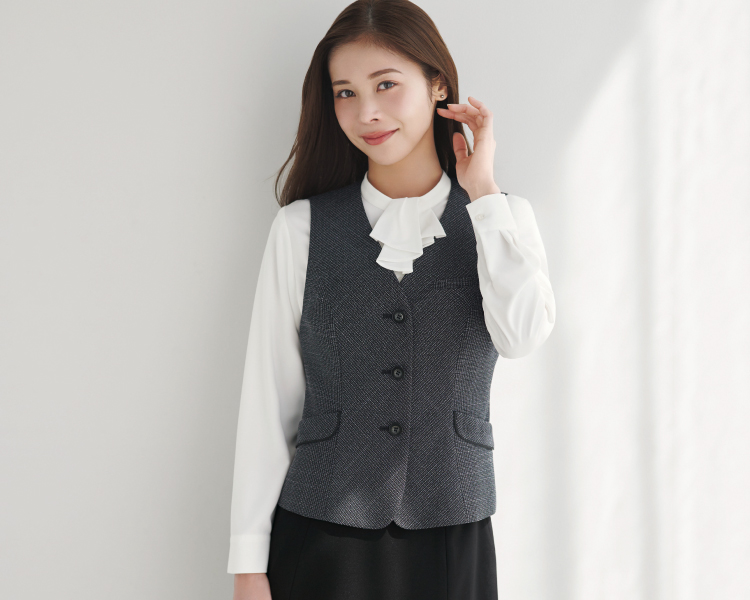事務服を着ている女性