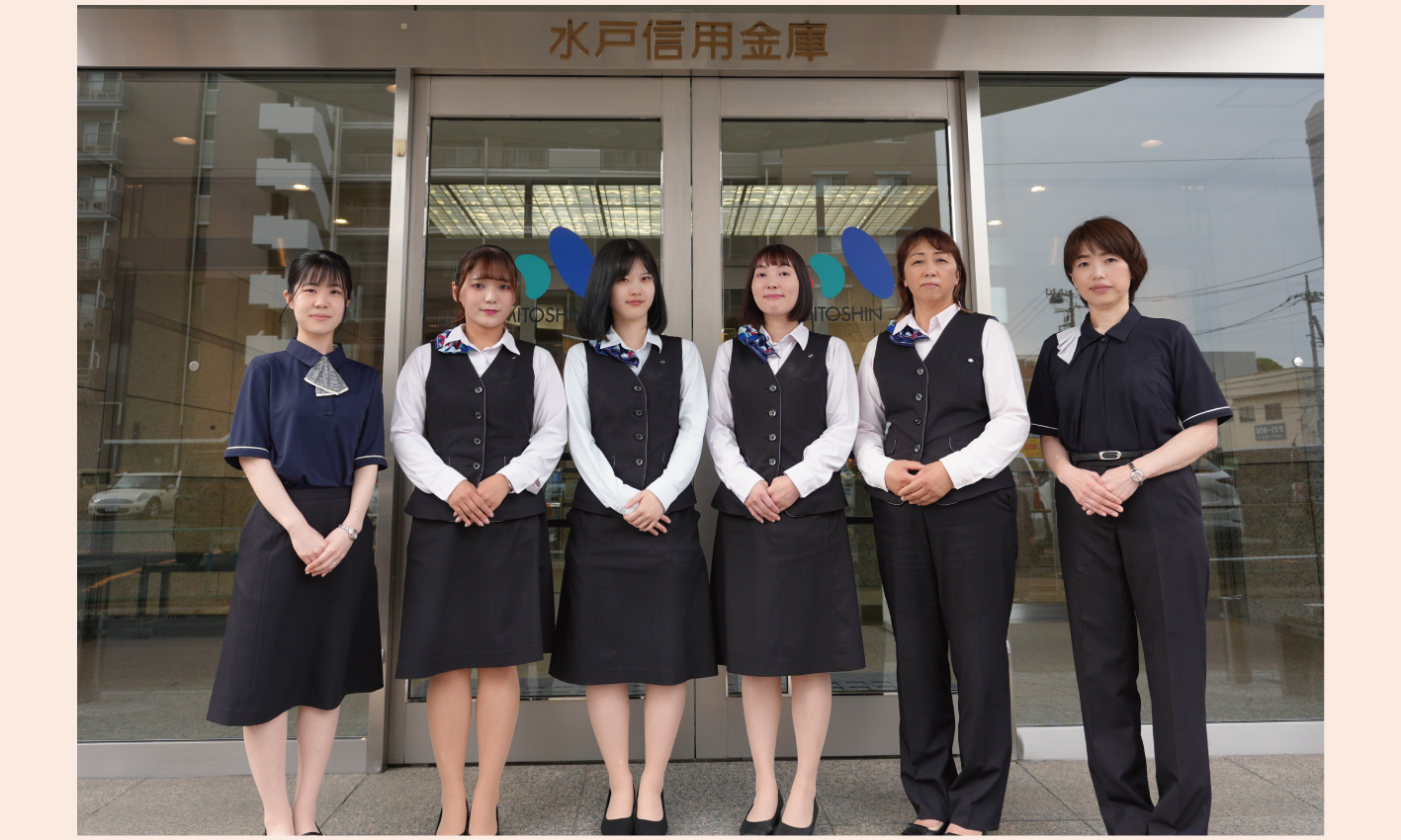 6人の女性が事務服を着た女性6名が立っている画像