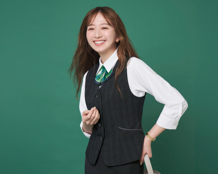 スーツを着る女性