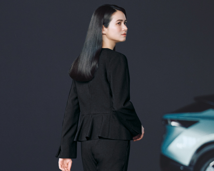 スーツを着る女性