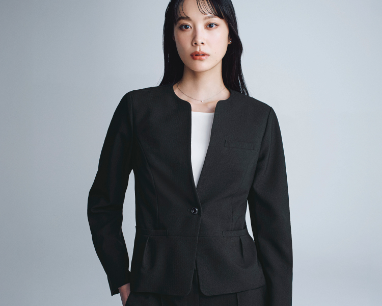 スーツを着る女性