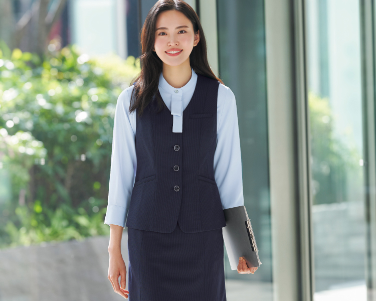 事務服を着ている女性