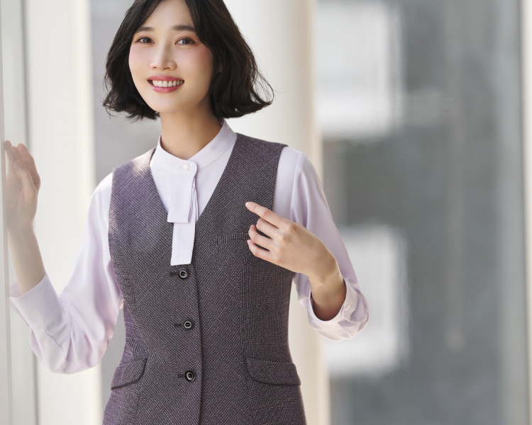 事務服を着ている女性