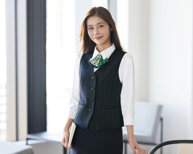 スーツを着る女性