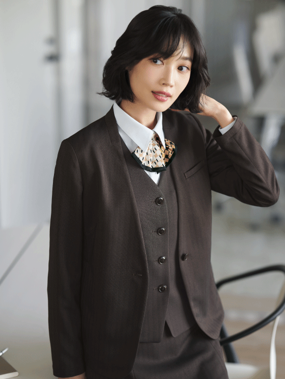 スーツを着る女性