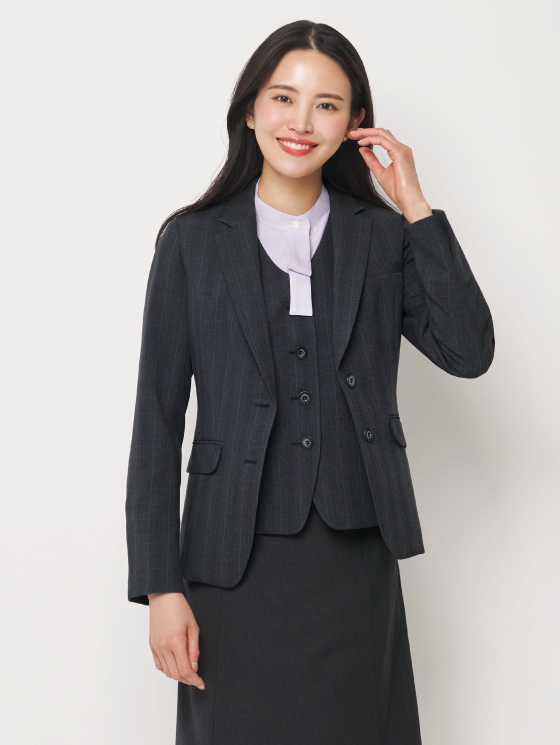 スーツを着る女性
