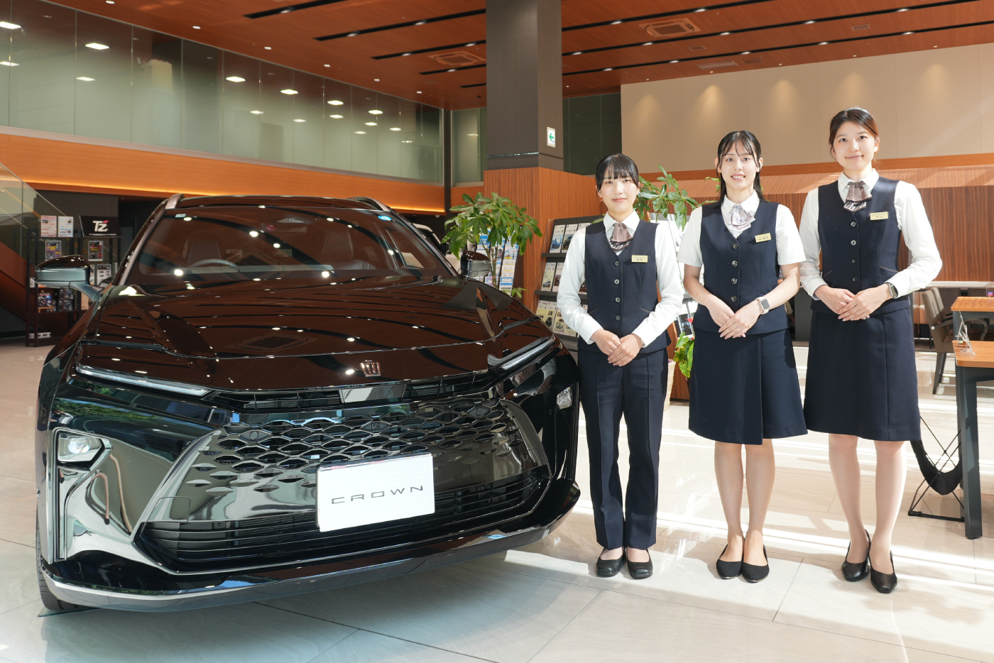 トヨタカローラ愛知株式会社社員が制服を着て立っている画像